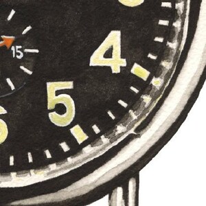 Puede incluir: Primer plano de una esfera de reloj negra con marcas blancas y n&uacute;meros amarillos. Los n&uacute;meros 4 y 5 son visibles.