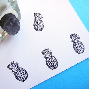 Peut inclure: Une carte blanche avec quatre illustrations de pineapples noires et blanches. Les ananas sont dessinés dans un style simple et vintage.