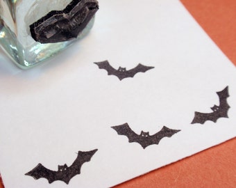 Sello de goma Mini Murciélago, Sello pequeño de Halloween, Silueta de murciélago volando, Sello para bolsas de dulces, 16 mm 5/8"