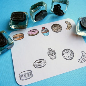 Juego de 5 sellos de goma de mini panadería (4 unidades, 1 gratis). Sellos de donut, macarrón, cupcake, galleta con chispas de chocolate y croissant, 16 mm (5/8").