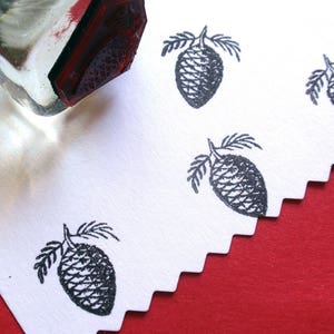 Timbre en caoutchouc petite pomme de pin, timbre de pomme de pin d'arbre à feuilles persistantes, timbre d'hiver, timbre d'étiquette de cadeau de Noël