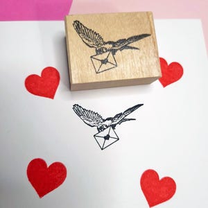 Sello de goma con pájaro de San Valentín con carta de amor, sello del día de San Valentín, sello de pájaro mensajero, sello de pájaro con sobre