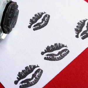 Sello de goma Mini Kiss, sello de labios fruncidos, sello de beso de lápiz labial pequeño para San Valentín, cartas de amor, sobres, 16 mm (5/8")