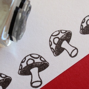 Tampon en caoutchouc Petit champignon tacheté 16 mm, tampon Amanite mouchetée, mini champignon Amanita muscaria, tampon champignon rétro par Blossom Stamps