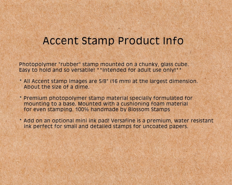 K&ouml;nnte beinhalten: Text auf beigem Hintergrund: "Accent Stamp Product Info." Details: Photopolymer-Stempel auf Glasw&uuml;rfeln montiert, 16 mm gr&ouml;&szlig;te Abmessung und Versafine-Stempelkissen f&uuml;r kleine Stempel.