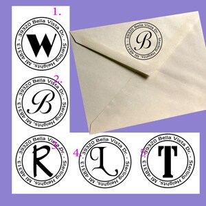 Puede incluir: Una colección de sellos de dirección personalizados con diferentes letras iniciales, incluyendo W, B, R, L y T, en un diseño circular. Los sellos son en blanco y negro, con los detalles de la dirección alrededor del borde. También se muestra un sobre.