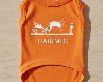 Hairmes Hunde-Shirt - Designer-inspiriertes Hunde-T-Shirt für kleine, mittelgroße Hunde - Lustige Luxus-Haustierkleidung - Weiche Baumwollmischung - MilosPaws