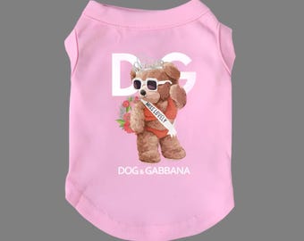 Luxus-Hunde-T-Shirt - Rosa Hundebekleidung - Designer-inspiriertes Haustier-Outfit - Hemd für kleine Hunde - Modische Welpen-Bekleidung - Trendige Hundebekleidung
