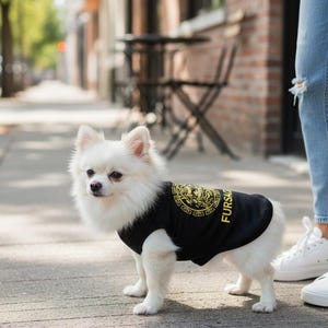 Fursace Hunde-Shirt - Lustiges Designer-inspiriertes Hunde-T-Shirt für kleine, mittlere Hunde - Hundekleidung mit Medusa-Print - Süßes Baumwoll-Hunde-T-Shirt Bild 2