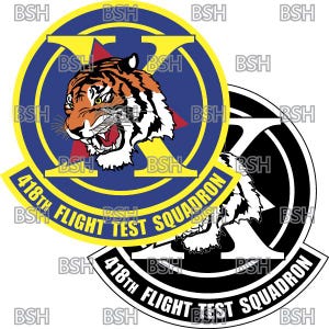 Puede incluir: Dos parches con el emblema del 418th Flight Test Squadron. El parche principal es un círculo con borde amarillo con un interior azul, una cabeza de tigre y el nombre del escuadrón. El segundo parche es una versión en blanco y negro del mismo diseño.