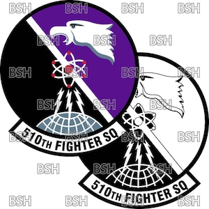 Puede incluir: Un emblema en blanco y negro con un fondo morado. El emblema presenta un águila blanca con un símbolo de átomo rojo y un globo terráqueo con rayos. El texto "510th Fighter SQ" está escrito en negro.