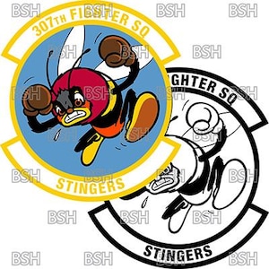 Op de afbeelding: Een gele en zwarte patch met een cartoon-bij in de vlucht. De bij is rood, geel en zwart. De patch heeft de tekst "307th Fighter SQ" en "Stingers" erop.