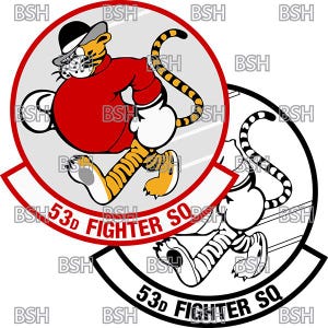Puede incluir: Una ilustración en blanco y negro de un tigre con un sombrero caminando. El tigre camina sobre un fondo blanco con un contorno negro. El texto "53d Fighter SQ" está escrito en un círculo negro alrededor del tigre.