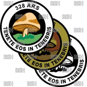 Op de afbeelding: Drie ronde stickers met een paddestoelontwerp. De bovenste sticker toont een paddestoel met een bruine hoed en witte steel, tegen een groene achtergrond. De tekst "328 ARS" en "TENETE EOS IN TENEBRIS" is zichtbaar.
