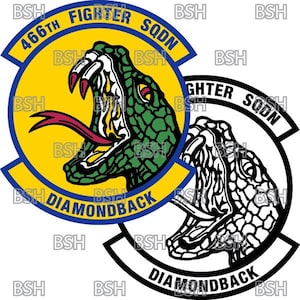 Puede incluir: Un parche circular amarillo y azul con el texto "466th Fighter SQDN" y "DIAMONDBACK". En el centro del parche se representa una serpiente verde con lengua roja. Debajo se muestra una versión en blanco y negro del parche.