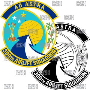Peut inclure: Un emblème noir et blanc avec le texte "300th Airlift Squadron" et "Ad Astra" dans un cercle. L'emblème représente une montagne stylisée avec une flèche ascendante et un globe avec un centre jaune.