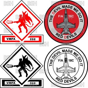 Peut inclure: Quatre écussons circulaires et en forme de losange sur le thème de l'aviation militaire. Deux écussons montrent un diable avec un trident, marqués VMFA 232. Deux écussons circulaires représentent un jet F/A 18C avec le texte THE DEVIL MADE ME DO IT RED DEVILS.