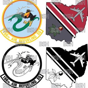 Op de afbeelding: Een zwart-witte illustratie van een raaf die een machinegeweer vasthoudt met een slang eromheen gewikkeld. De raaf draagt ​​een pilotenhelm. De illustratie is omgeven door een zwarte cirkel met de tekst "166th AIR REFUELING SQ" in wit. De illustratie is tegen een witte achtergrond.