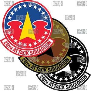 Puede incluir: Tres parches redondos con un patrón de estrellas blancas alrededor del borde. El parche superior es rojo, blanco y azul con una flecha amarilla apuntando hacia arriba. El parche del medio es marrón con estrellas doradas. El parche inferior es negro con estrellas blancas. Los tres parches tienen el texto "20th ATTACK SQUADRON" en un arco blanco.