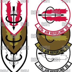 Op de afbeelding: Een wit schild met een rood en zwart ontwerp. Het schild is omgeven door een zwarte rand. Het schild wordt geflankeerd door twee kleinere schilden, een met een bruine achtergrond en de andere met een witte achtergrond. De kleinere schilden hebben een zwarte rand en een rood en zwart ontwerp. De tekst "173rd Air Refueling Sq" staat op de kleinere schilden.