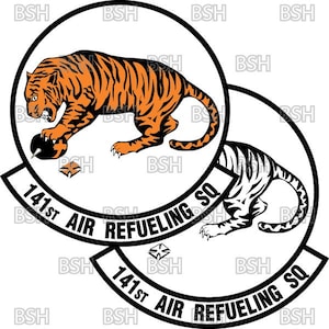 Op de afbeelding: Twee ronde patches met een tijger. Eén tijger is oranje en zwart en houdt een zwart object vast. De andere is een zwart-witte tijger. Beide patches hebben de tekst "141st Air Refueling Sq" in een gebogen banner.