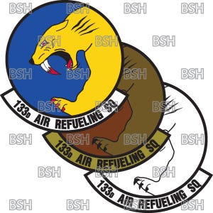 Op de afbeelding: Een ronde patch met een gele, rode en blauwe afbeelding van een grommend dier met klauwen. De patch heeft de tekst "133rd Air Refueling Sq" rond de rand.