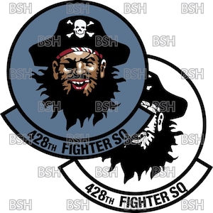 Puede incluir: Un parche circular azul y blanco con un diseño de calavera de pirata y huesos cruzados. El parche presenta el texto "428th Fighter Sq" en letras blancas.