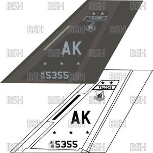Könnte beinhalten: Ein dunkelgraues Flugzeugseitenleitwerk mit dem Text "AK" und "5355" in Hellgrau. Das Leitwerk zeigt auch das "Falcons"-Emblem und Sterne. Eine zweite, umrissene Version des Leitwerks befindet sich darunter.