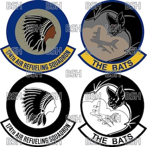 Op de afbeelding: Vier verschillende versies van een patch met een Indiaanse hoofdtooi en een vleermuis. De linker bovenste patch is blauw met een witte hoofdtooi en een witte vleermuis. De rechter bovenste patch is geel met een bruine hoofdtooi en een bruine vleermuis. De linker onderste patch is zwart met een witte hoofdtooi en een witte vleermuis. De rechter onderste patch is wit met een zwarte hoofdtooi en een zwarte vleermuis. Alle patches hebben de tekst "174th Air Refueling Squadron" en "The Bats".
