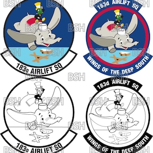 Pode incluir: Quatro variações de um remendo de unidade militar. O remendo apresenta um elefante de desenho animado com uma pequena figura montada em suas costas. O texto "183d AIRLIFT SQ" e "WINGS OF THE DEEP SOUTH" estão no remendo. Os remendos são em cores, preto e branco, e delineados em preto.