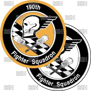 以下が含まれることがあります： 「190th Fighter Squadron」の文字と、交差した銃を持ったドクロが描かれた、黒と金の丸いパッチが2つ。