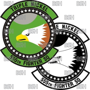 Può includere: Un emblema verde e bianco con una testa di aquila bianca e il testo "Triple Nickel 555th Fighter Sq" in un cerchio nero con stelle bianche. Un emblema bianco e nero con una testa di aquila bianca e il testo "Triple Nickel 555th Fighter Sq" in un cerchio nero con stelle bianche.