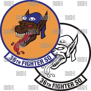 Könnte beinhalten: Zwei kreisförmige Embleme. Eines ist farbig und zeigt einen Zeichentrickhund mit blauer Maske und roter Zunge. Das andere ist schwarz-weiß. Beide haben den Text "36th FIGHTER SQ" unten und sind vor orangefarbenem Hintergrund.