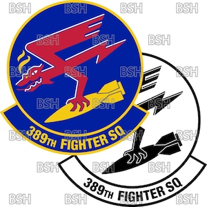 Könnte beinhalten: Ein blauer und gelber Kreisabzeichen mit einem roten Drachen, der eine gelbe Bombe hält. Der Text "389th Fighter Sq" ist in Weiß auf dem Abzeichen geschrieben. Eine Schwarzweißversion des Abzeichens ist im Hintergrund zu sehen.