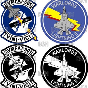 Op de afbeelding: Vier militaire emblemen met gevechtsvliegtuigontwerpen. Twee ronde emblemen met de tekst "WARLORDS LIGHTNING II". De andere twee emblemen hebben de tekst "VMFAT-501". Eén embleem toont een straaljager die door een kaart breekt.