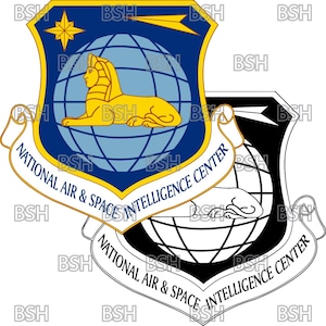 Op de afbeelding: Een blauw en wit schild met een gele sfinx die op een wereldbol ligt. Het schild heeft een gele komeet en een ster erop. De tekst "NATIONAL AIR & SPACE INTELLIGENCE CENTER" staat op een rol om het schild heen.