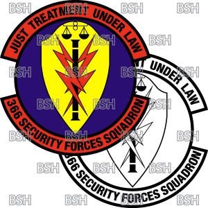 Puede incluir: Un emblema circular azul y rojo con un escudo amarillo que contiene un rayo y una balanza de la justicia. El texto "JUST TREATMENT UNDER LAW" está escrito alrededor de la parte superior del círculo. El texto "366 SECURITY FORCES SQUADRON" está escrito alrededor de la parte inferior del círculo.