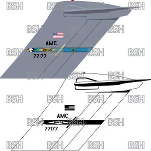 Puede incluir: Una ilustración gris y blanca de la cola de un avión militar con el texto "AMC DOVER 77177" y una pequeña bandera estadounidense.