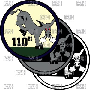 以下が含まれることがあります： 赤い目をした灰色のロバが白い蒸気を吐き出す円形のエンブレム。ロバはジャンプしており、下に「110 BS」の文字があります。エンブレムは薄い黄色の背景にあり、濃い青色の縁取りがされています。