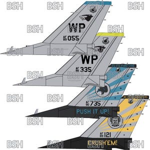 Puede incluir: Cuatro aletas de cola de aviones de combate con diferentes esquemas de pintura. La aleta superior es gris con acentos azules y blancos y el texto "WP 055". La segunda aleta es gris con acentos azules y blancos y el texto "WP 335". La tercera aleta es negra con acentos amarillos y blancos y el texto "AF 90 735 PUSH IT UP!" La aleta inferior es negra con acentos amarillos y blancos y el texto "AF 89 121 CRUSH'EM!"