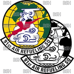 Op de afbeelding: Een zwart-wit embleem met een wereldbol en wolken. De tekst "91st Air Refueling SQ" staat rond de wereldbol. De wereldbol is geel met groene en bruine continenten. De wolken zijn wit met blauwe contouren. De tekst is zwart omlijnd en wit gevuld.