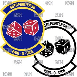 以下が含まれることがあります： 「90TH FIGHTER SQ」と「PAIR-O-DICE」の文字が書かれた青と黄色の円形のワッペン。ワッペンには、白い点のある赤いサイコロが2つ描かれている。 「90TH FIGHTER SQ」と「PAIR-O-DICE」の文字が書かれた黒と白の円形のワッペン。ワッペンには、白い点のある黒いサイコロが2つ描かれている。