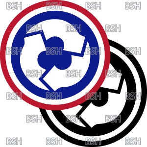 Può includere: Un pallone da calcio blu e bianco con un cerchio rosso e bianco intorno. Il cerchio ha il testo "BSH" ripetuto intorno. Il pallone da calcio è sopra un pallone da calcio nero e bianco con un cerchio bianco intorno. Il cerchio ha il testo "BSH" ripetuto intorno.