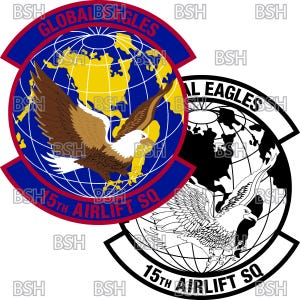 Puede incluir: Un parche azul y rojo con un diseño de globo terráqueo y águila. El texto "Global Eagles" y "15th Airlift Sq" están en el parche.