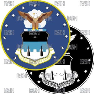Könnte beinhalten: Ein kreisförmiges Emblem mit dem Wappen der United States Air Force Academy. Das Wappen zeigt einen braunen Adler mit ausgebreiteten Flügeln über einem Schild mit blauen und schwarzen Abschnitten. Die Worte "UNITED STATES AIR FORCE ACADEMY" stehen in einem Banner darunter. Eine Schwarz-Weiß-Version ist ebenfalls abgebildet.