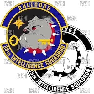Op de afbeelding: Twee ronde patches. De bovenste patch heeft een blauwe rand met het woord "BULLDOGS" in geel. Binnenin is een grijze bulldog die een sleutel vasthoudt. De onderste patch is zwart en wit met de woorden "35th INTELLIGENCE SQUADRON".