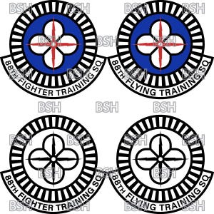 Op de afbeelding: Vier zwarte en witte ronde vlekken met de tekst "88th Fighter Training SQ" en "88th Flying Training SQ" in een cirkel rond een gestileerd doel met vier punten. Het doel is zwart en wit in twee vlekken en blauw en rood in de andere twee vlekken.