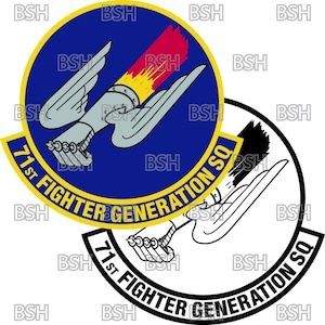 Könnte beinhalten: Ein blauer und gelber runder Patch mit einer weißen geflügelten Figur, die eine rote und gelbe Rakete hält. Der Text "71st Fighter Generation SQ" ist um den Rand des Patches geschrieben.