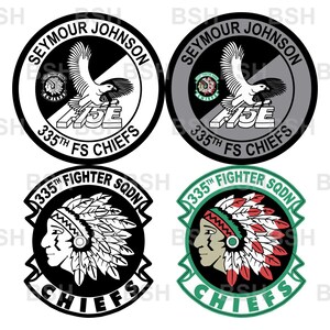 Könnte beinhalten: Vier kreisförmige und schildförmige Aufnäher mit militärischen Abzeichen. Zwei Aufnäher zeigen einen Adler und den Text SEYMOUR JOHNSON 335TH FS CHIEFS F-15E. Zwei Aufnäher zeigen das Profil einer indianischen Figur und den Text 335TH FIGHTER SQDN CHIEFS.