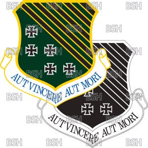 Könnte beinhalten: Ein schwarz-grüner Schild mit goldener Umrandung und weißen Streifen. Der Schild zeigt fünf Kreuze und den Text "Aut Vincere Aut Mori" auf einem weißen Banner. Der Schild ist von einem weißen Rahmen mit dem gleichen Text umgeben.